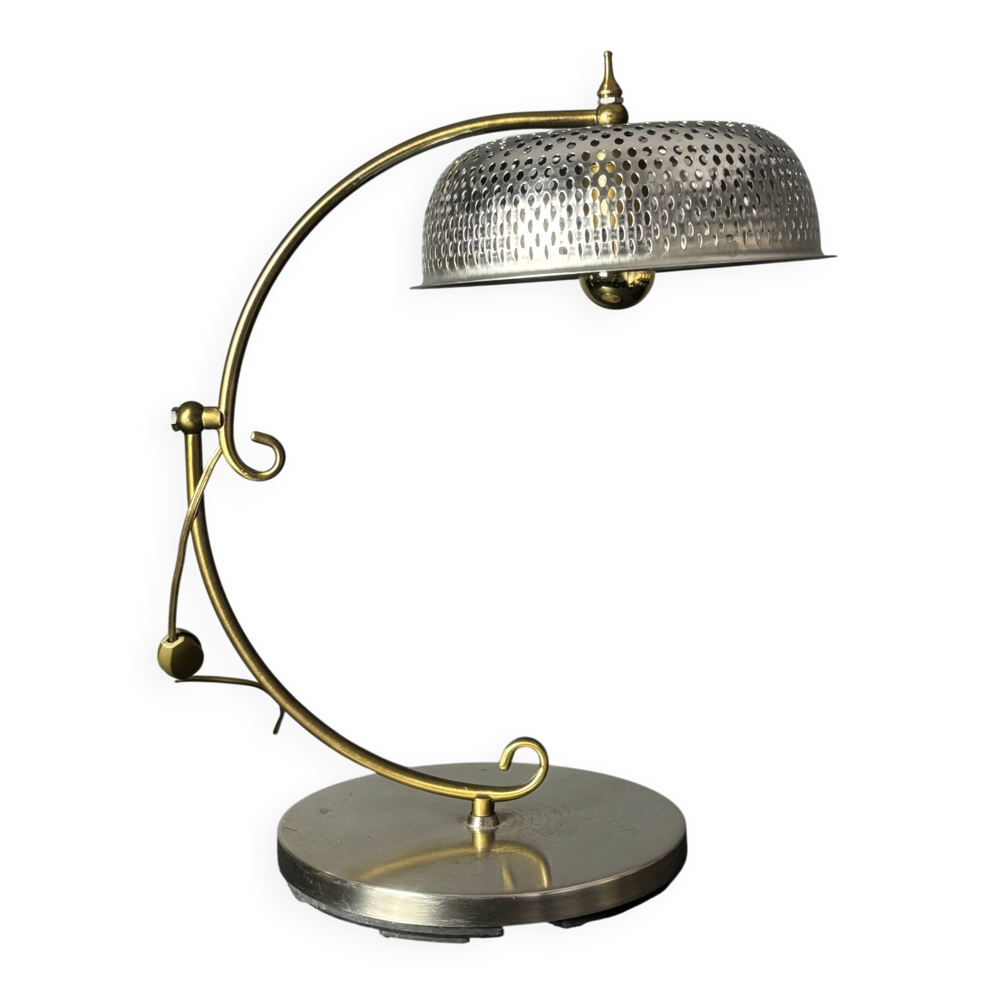 Lampe de table sculpturale ajustable des années 1960 avec abat-jour perforé.
