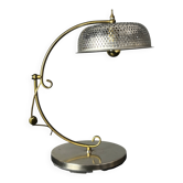 Lampe de table sculpturale ajustable des années 1960 avec abat-jour perforé.