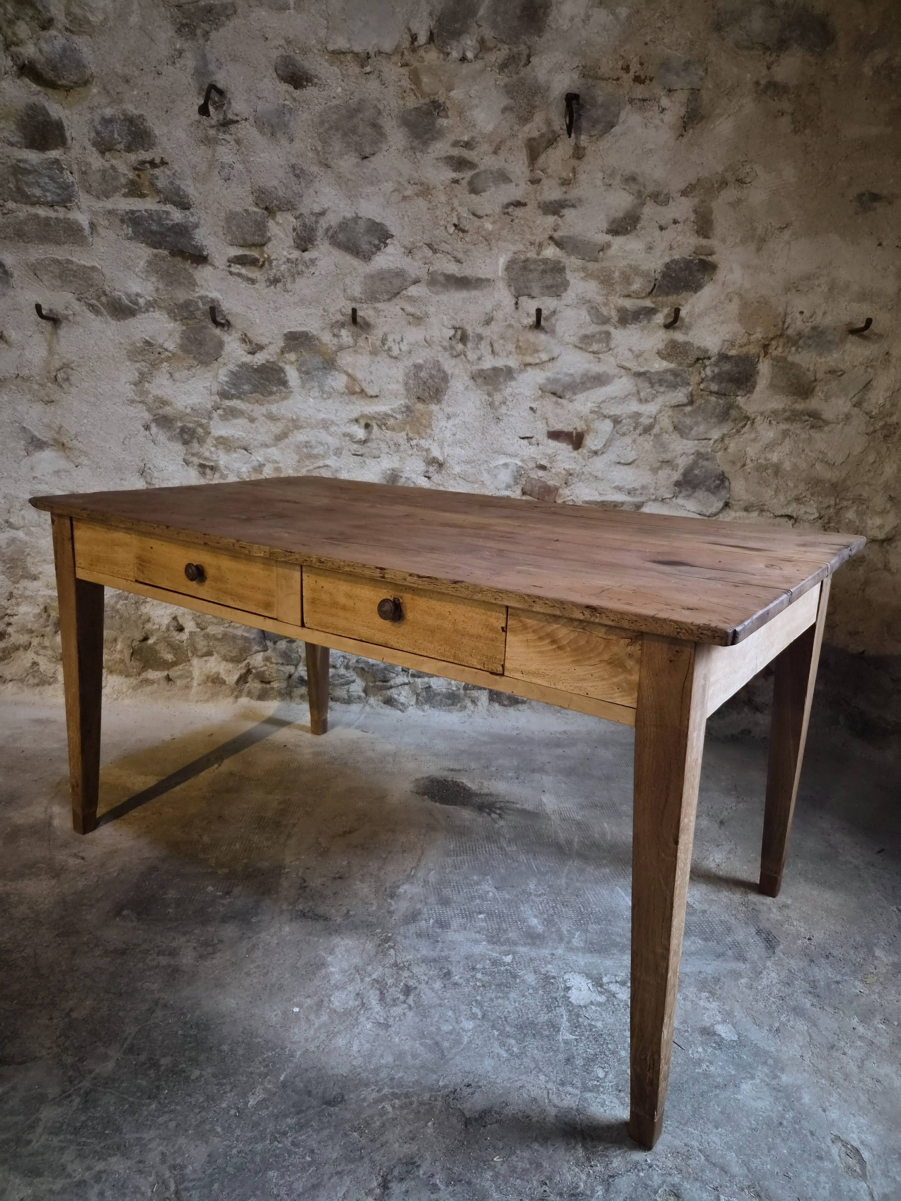 Table à manger rustique de ferme française, deux tiroirs, années 1920–1940