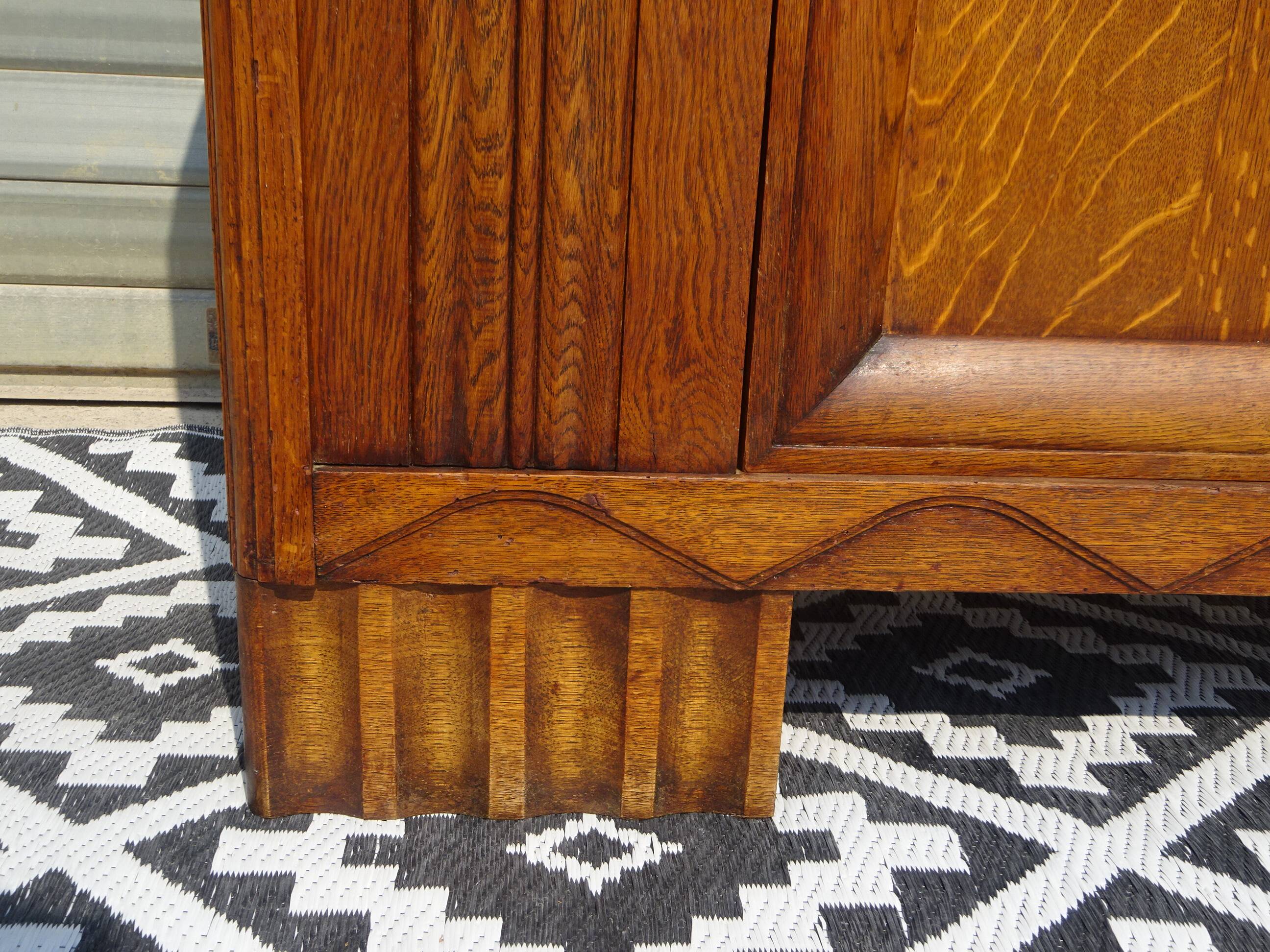 Ancien buffet en chêne et marbre, époque et style Art Déco