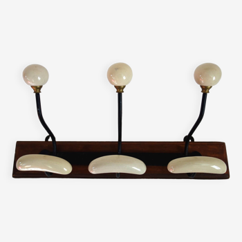 Wall-mounted coat rack with 3 hooks