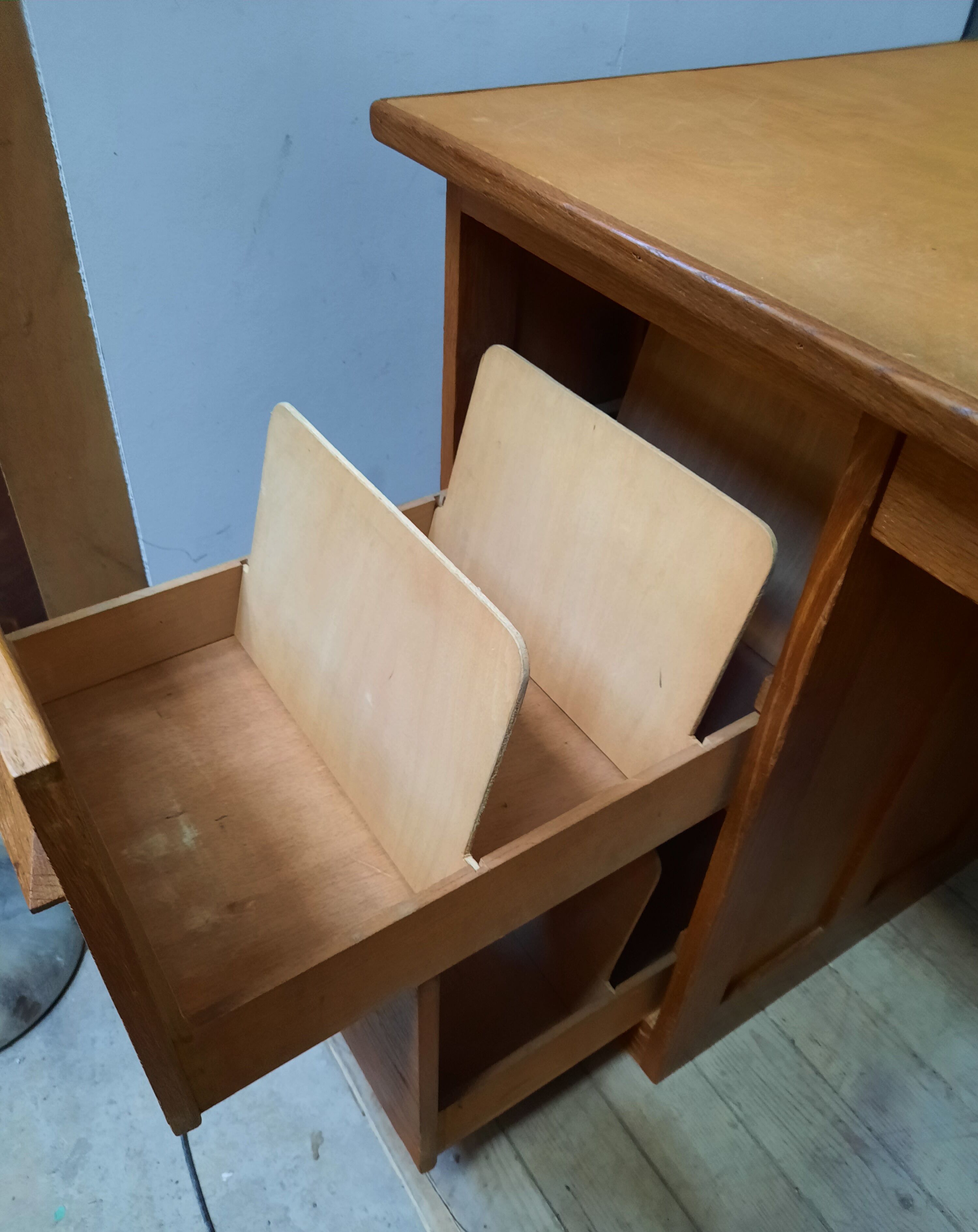 Bureau à caisson d'administration en chêne