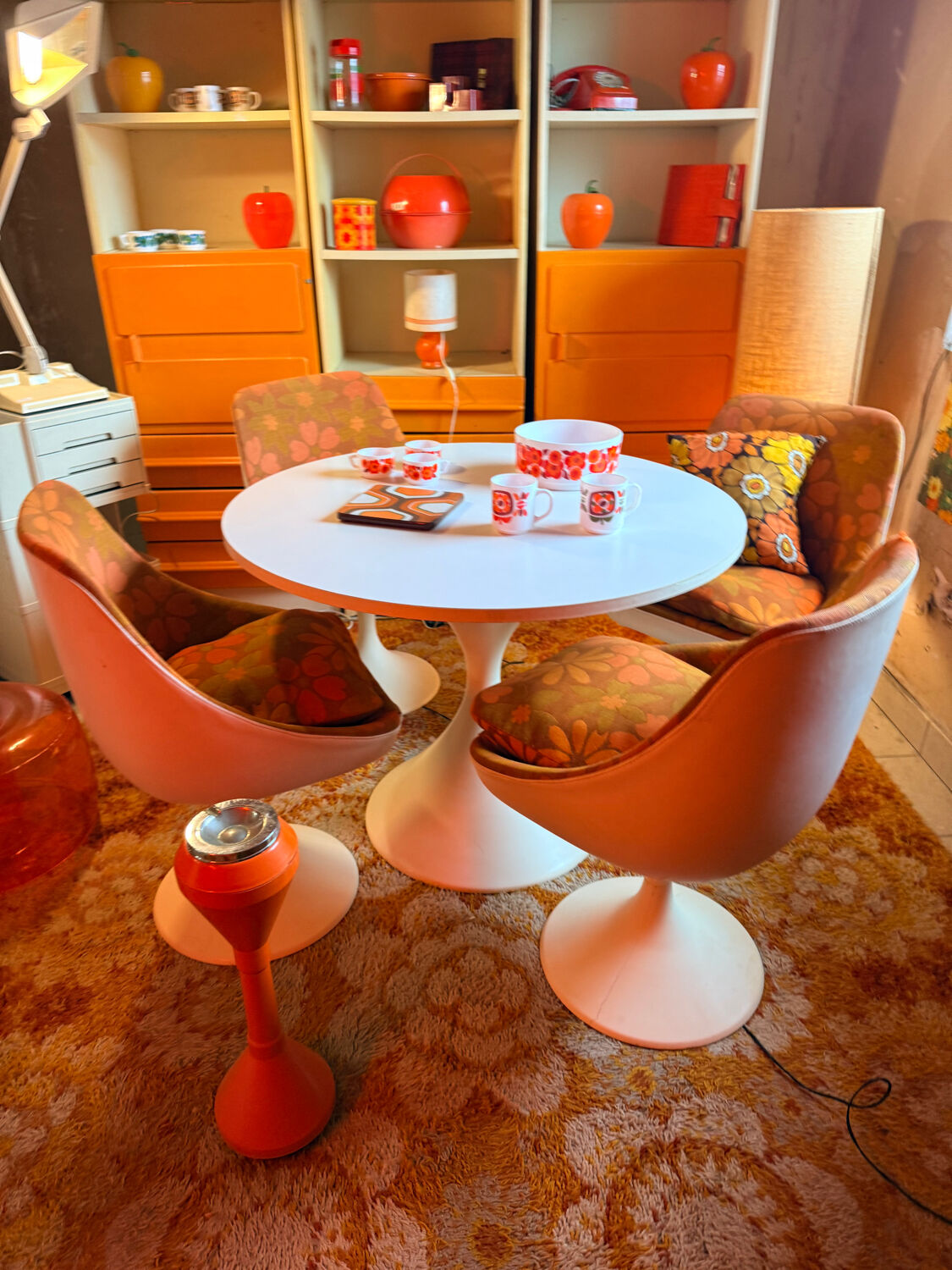 Table and tulip leg chair, vintage space age from the 70s.