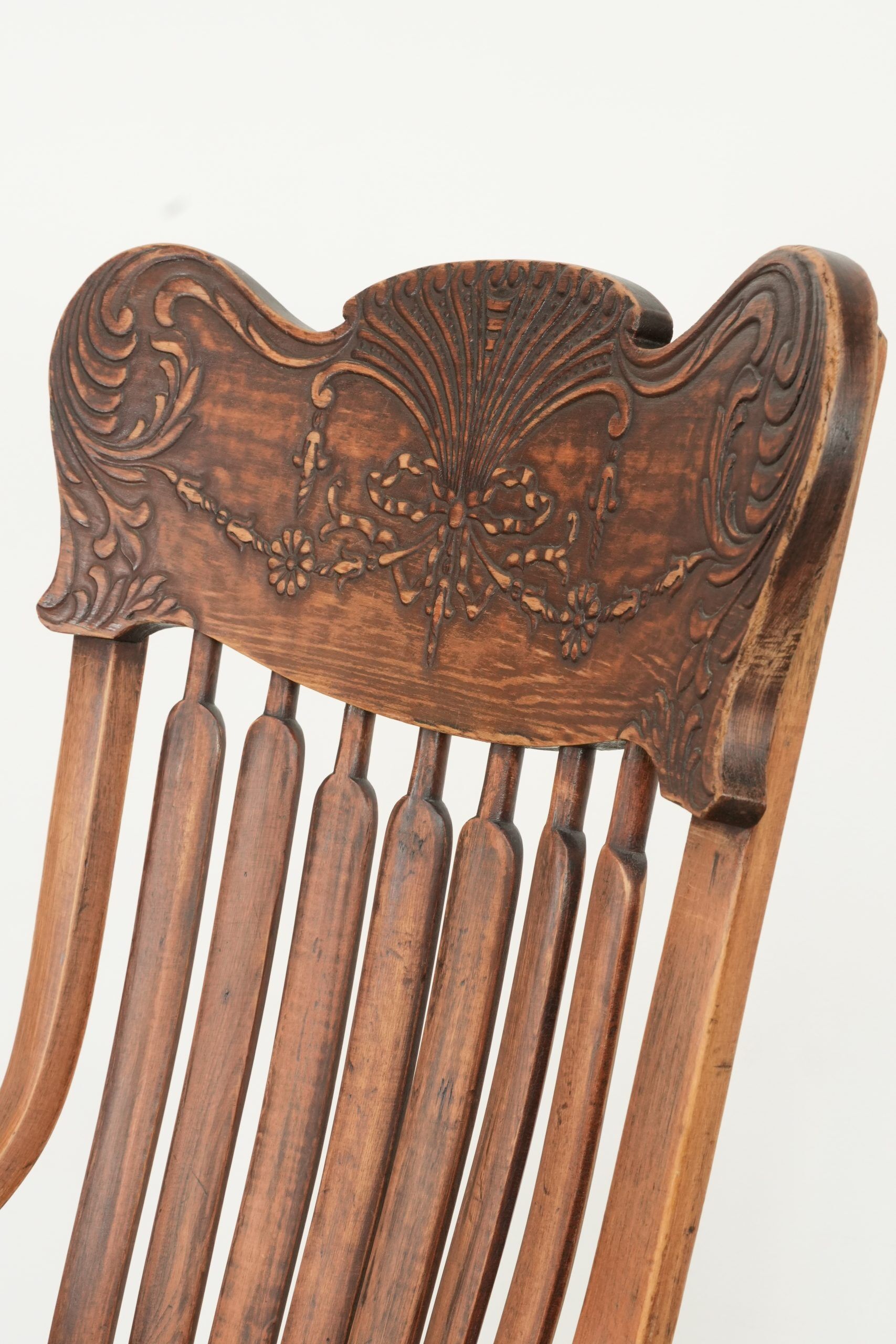 Chaise de bureau charmante avec de belles sculptures en bois du début du 20e siècle.