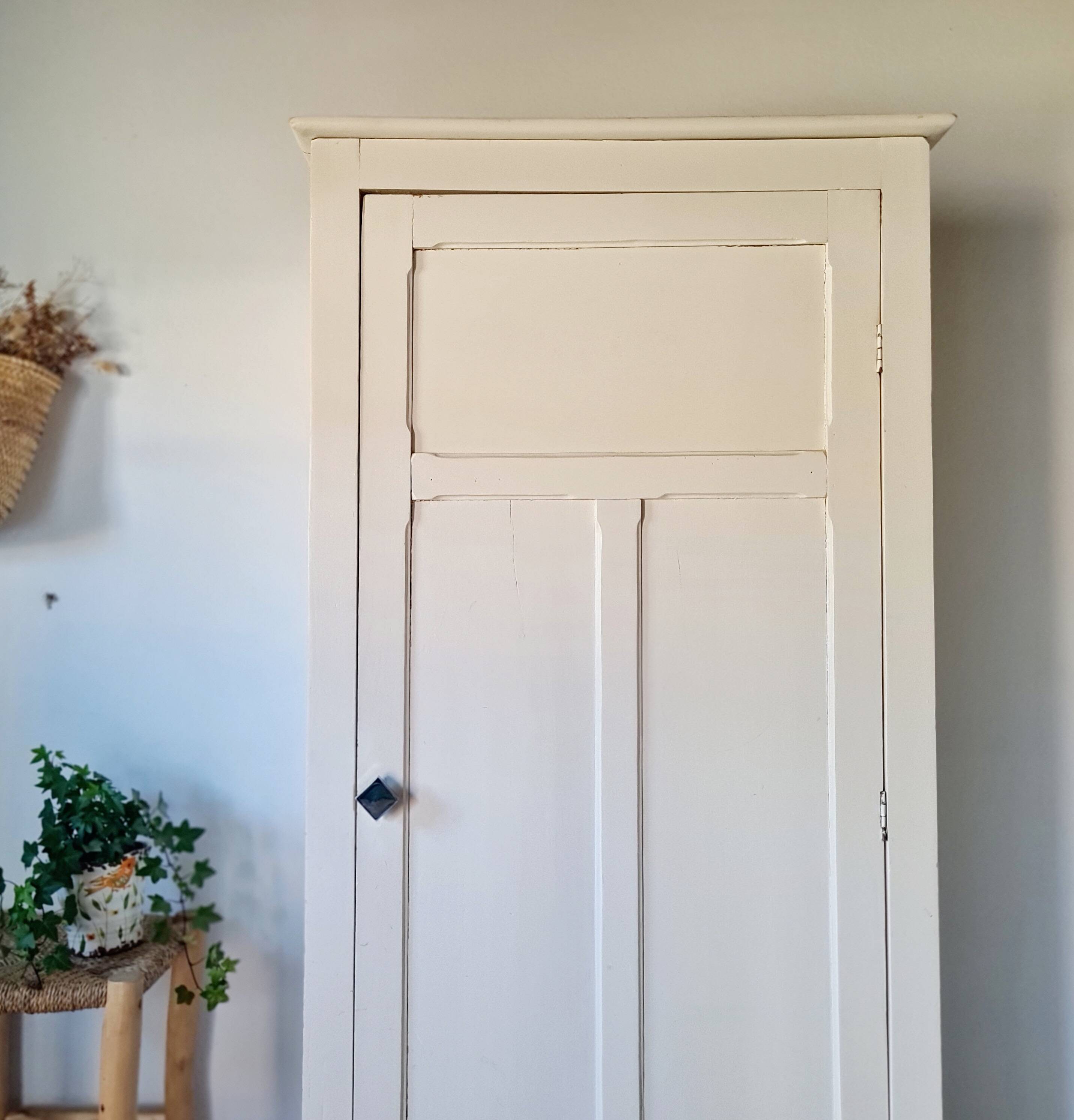 Antique Parisian bonnetière - Cream white - Panelled