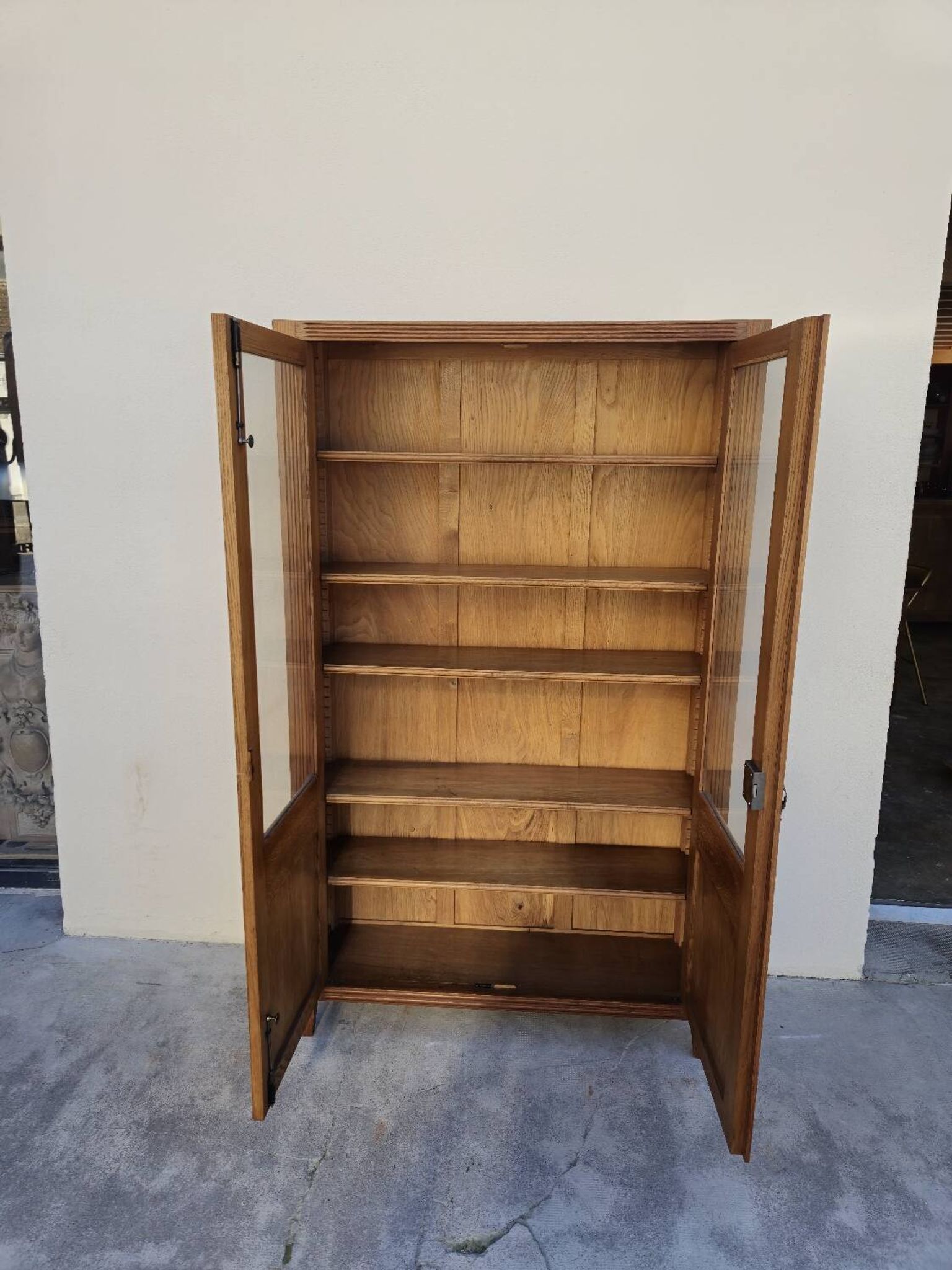 Vitrine parisienne d'école en chêne, 1950