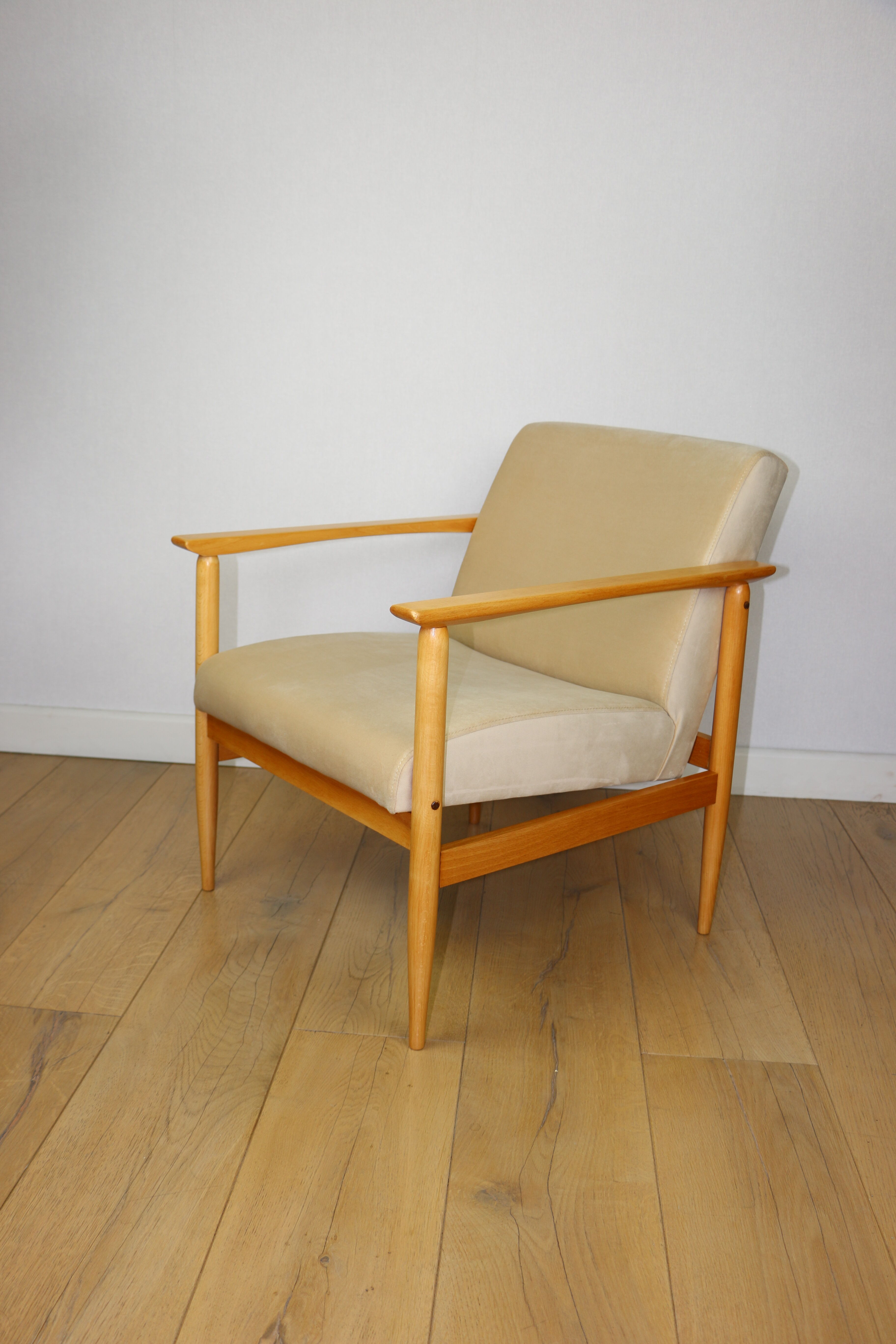 Vintage Loft armchair 70s light beige - velvet fabric - natural beech wood