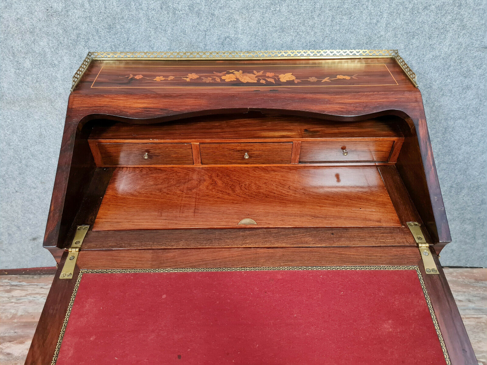 Bureau scriban de pente louis xv galbé en marquèterie vers 1850-1880