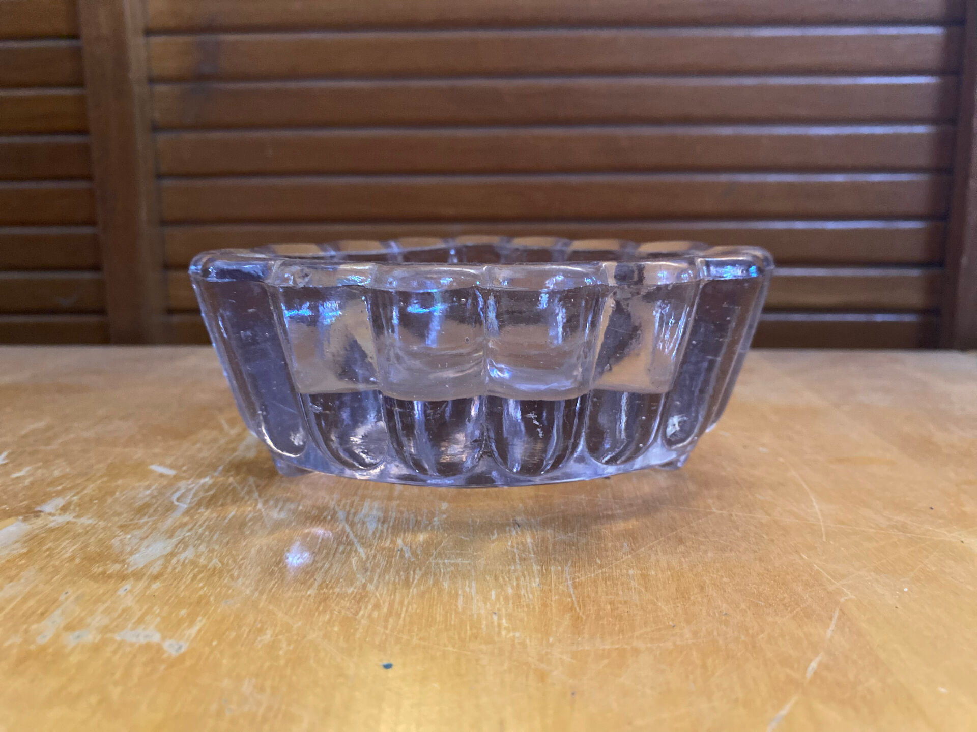 Vide poche ancien en verre moulé rose