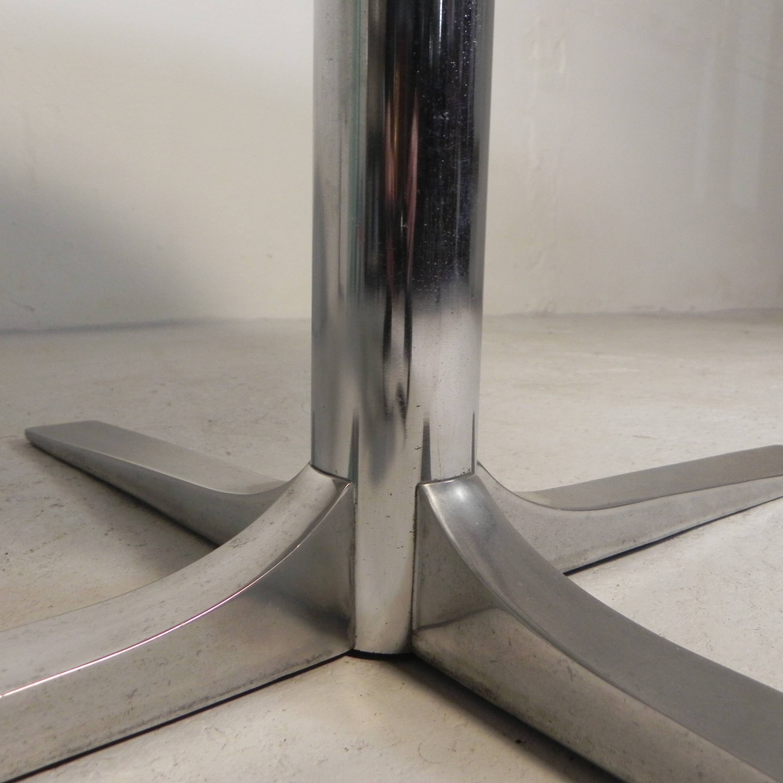 Vintage round dining table with a diameter of 100 cm, extendable to 135 cm, from the 1970s.