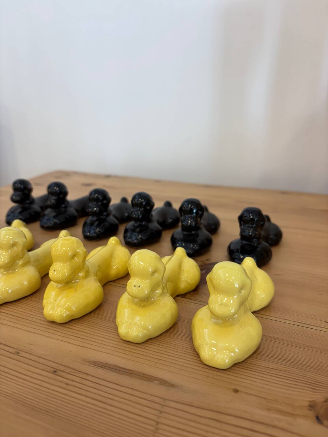 Box of 12 dog-shaped cutlery rests in yellow and black majolica.