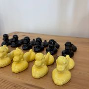 Box of 12 dog-shaped cutlery rests in yellow and black majolica.