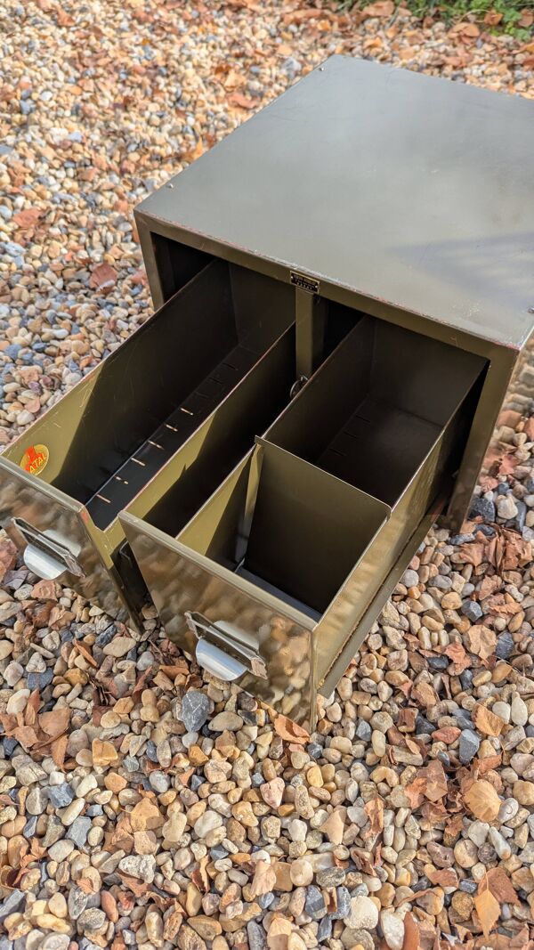 Petit meuble de rangement industriel