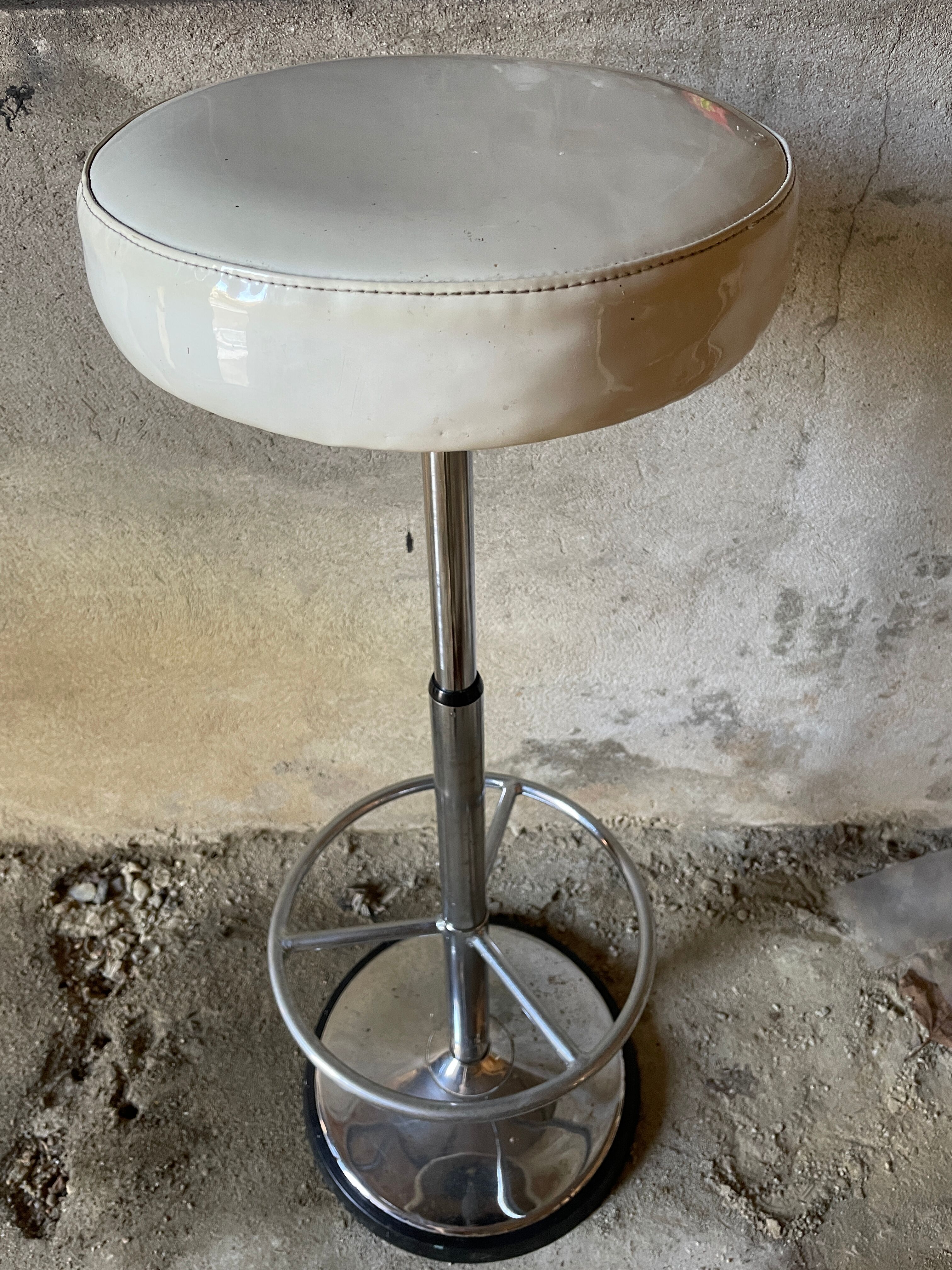 Height adjustable bar stool
