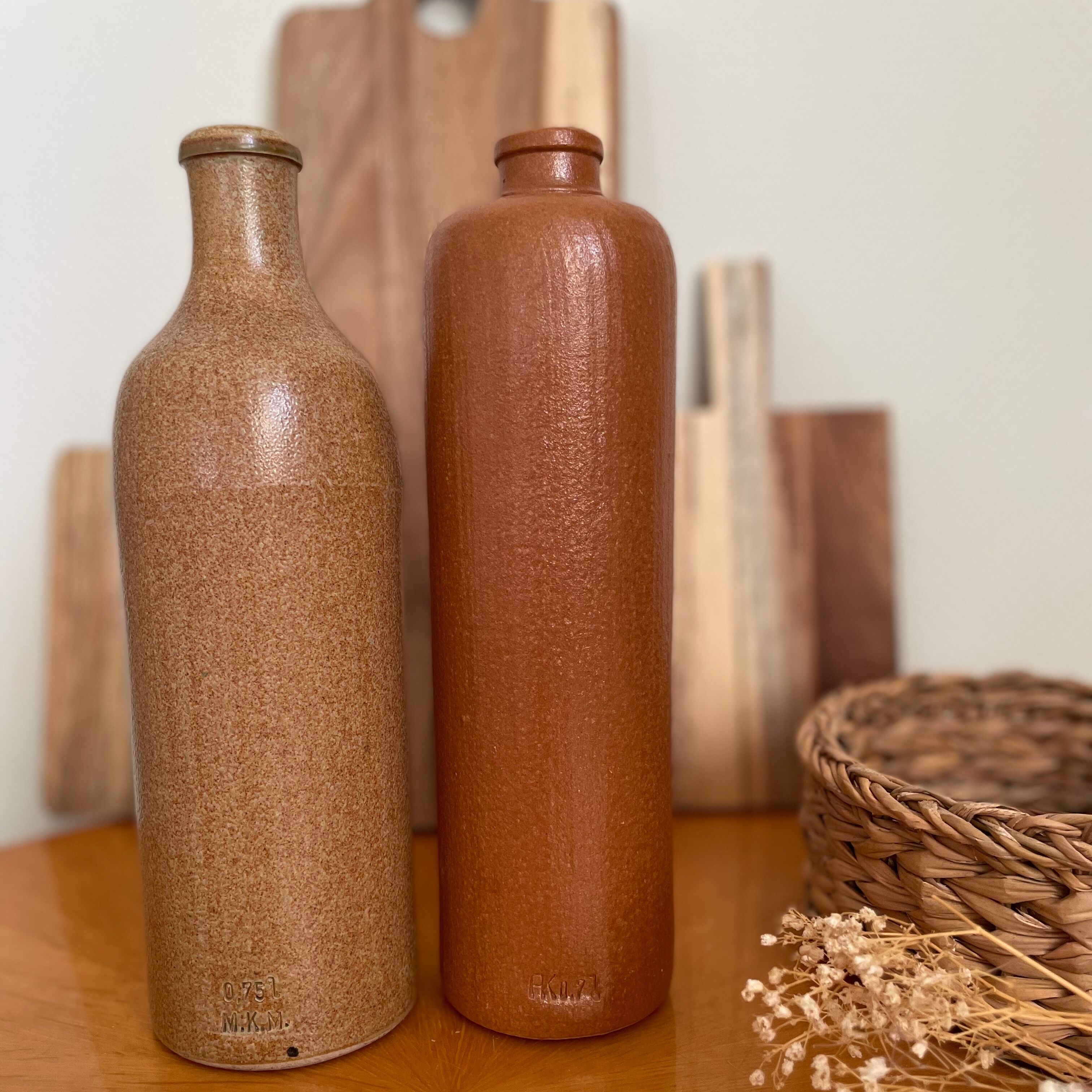 Lot de deux bouteilles en grès émaillé M.K.M vintage brun ocre