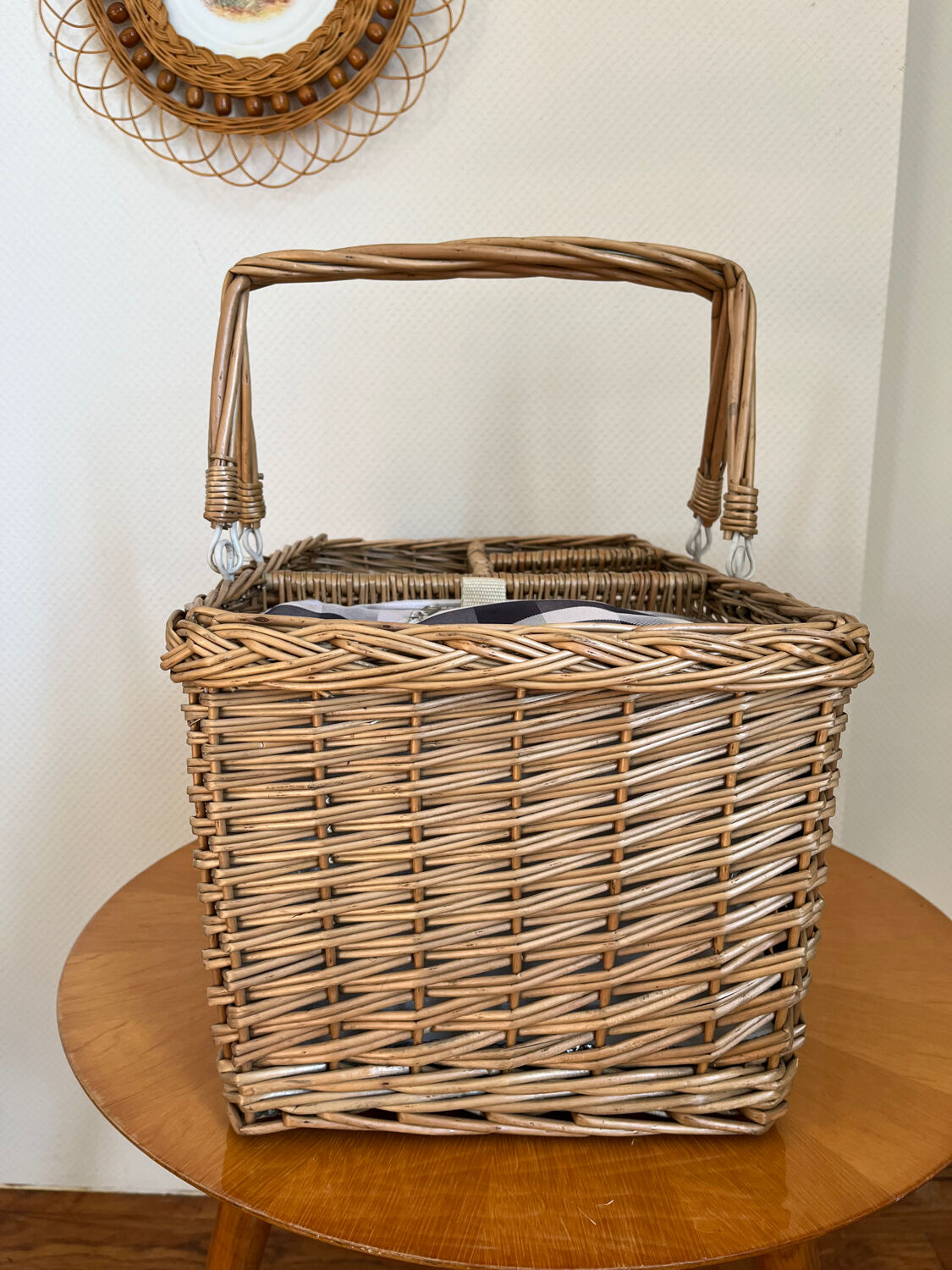 Picnic basket bottle locker