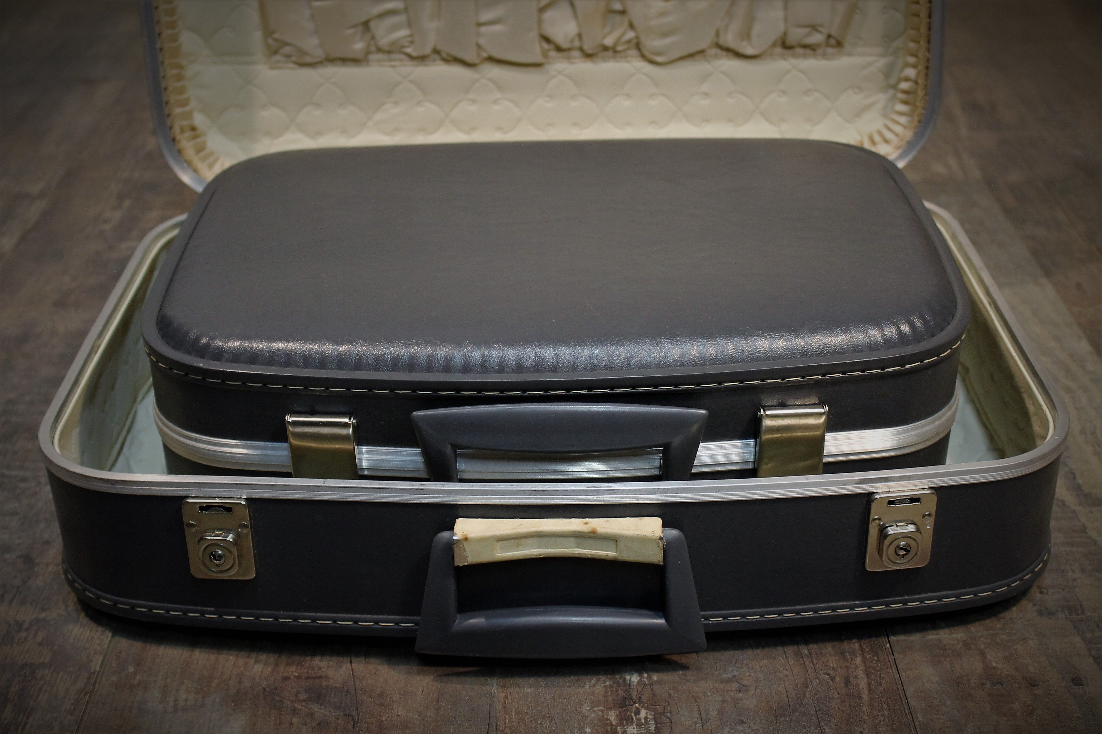 Nesting suitcases hostess & steward 60s