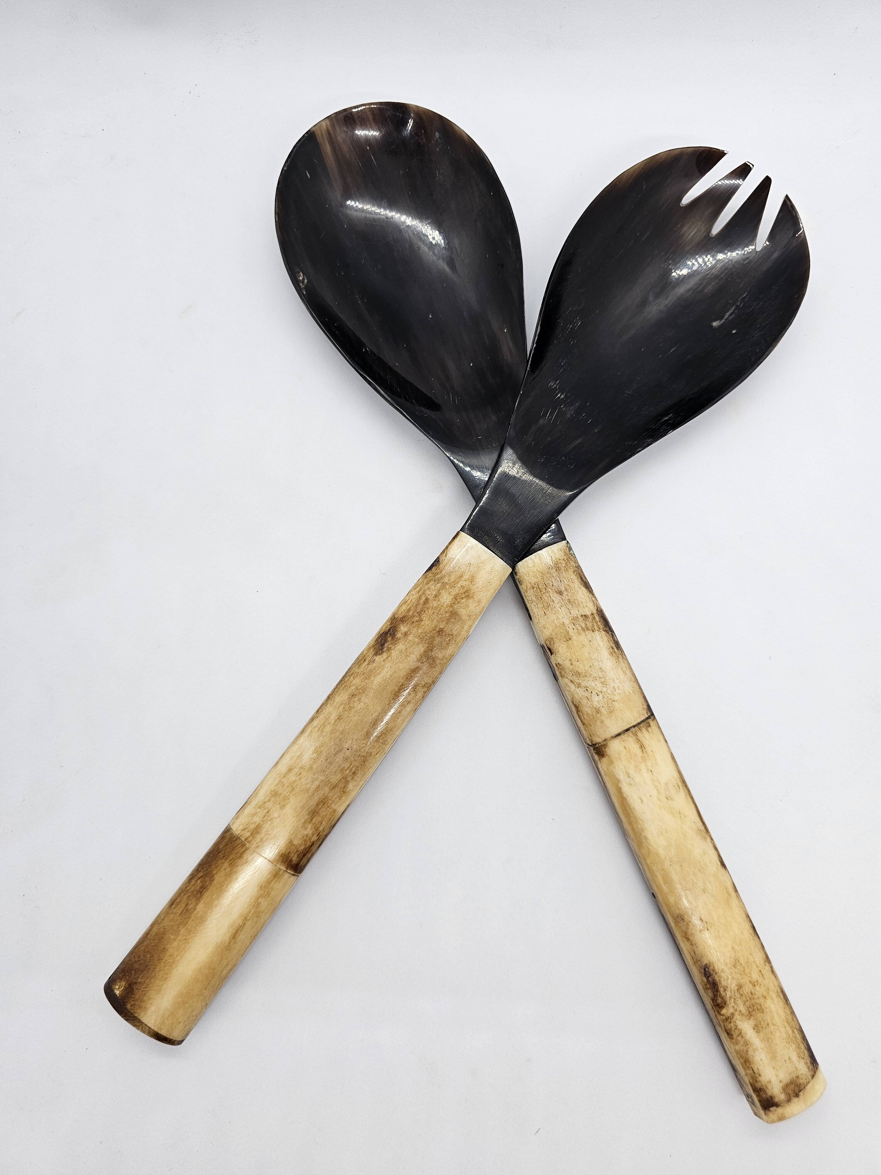 Serving cutlery set in buffalo horn and smooth bone handle