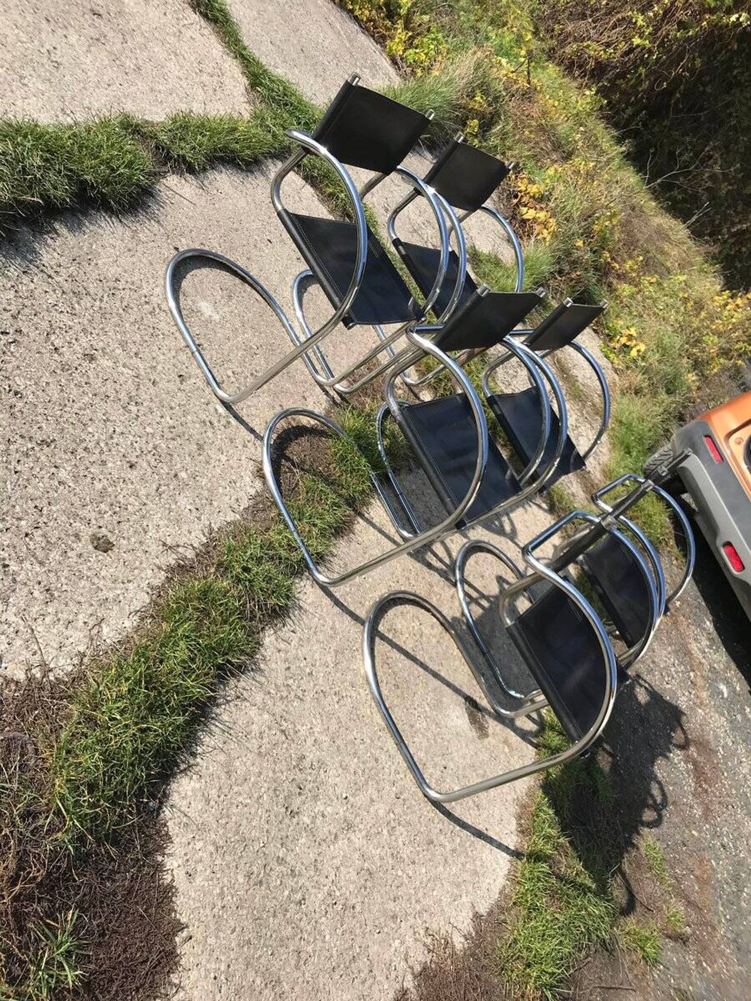 Set of 6 black Bauhaus cantilever chairs in chrome, Italy 1970s.