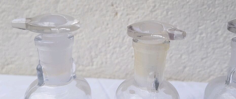6 glass vials with glass plugs