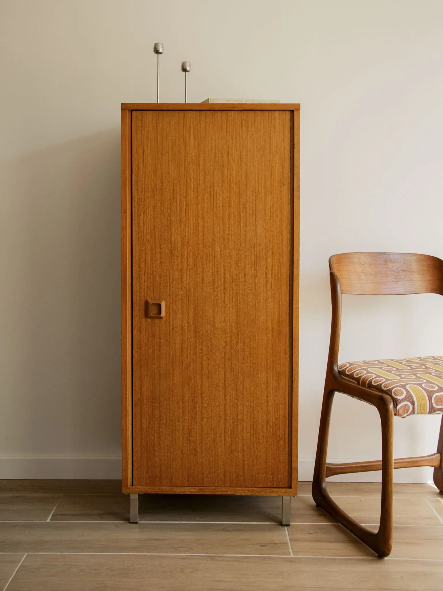 Bibliothèque vitrine scandinave pieds chromés vintage