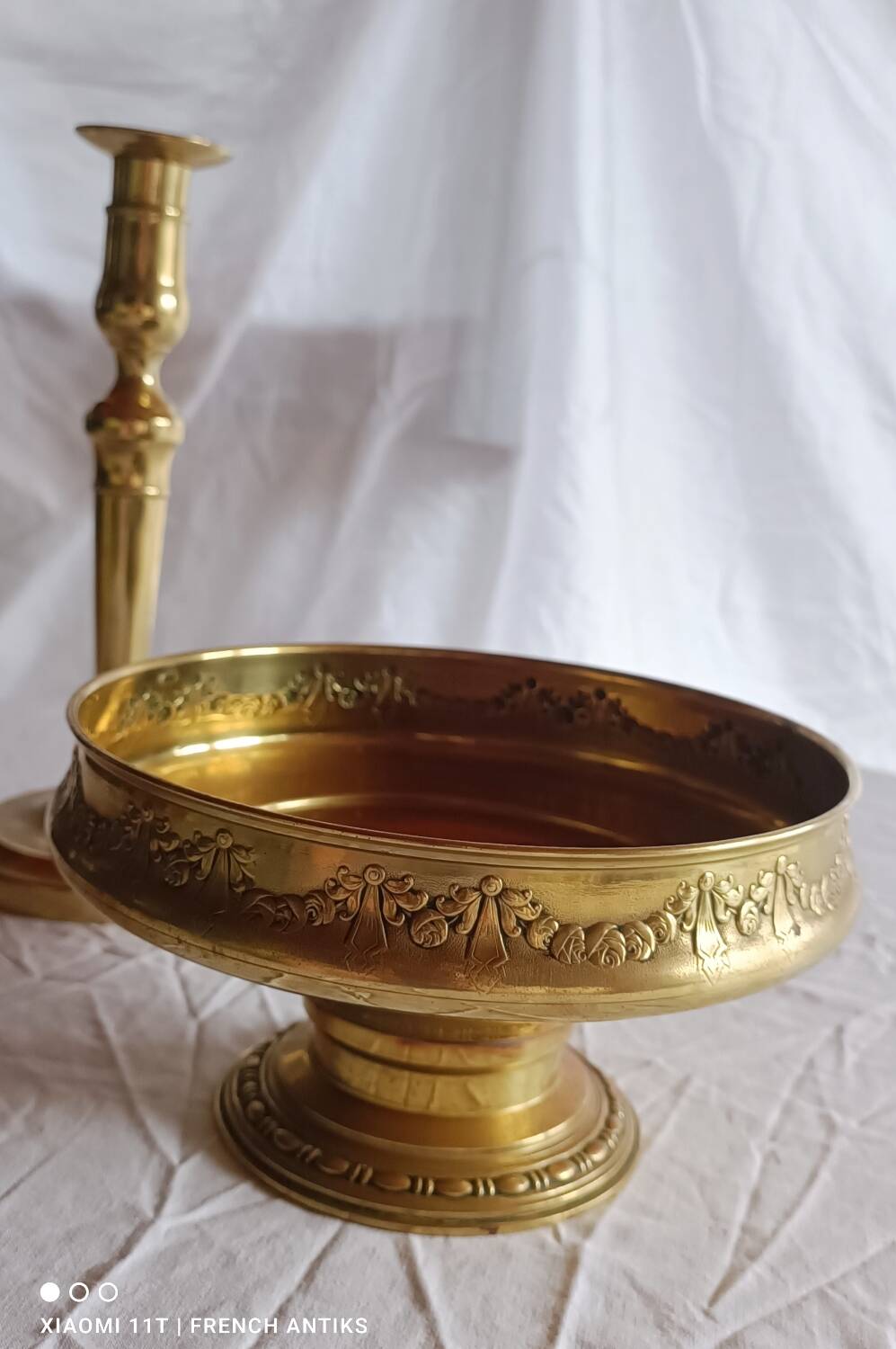 Fruit bowl, basket on foot, compote dish in embossed brass.