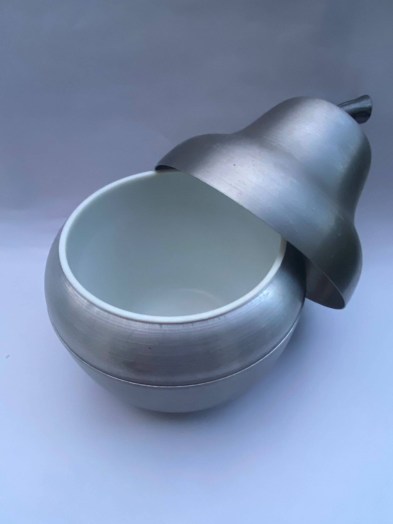 Vintage 1970s pear-shaped ice cube tray bucket