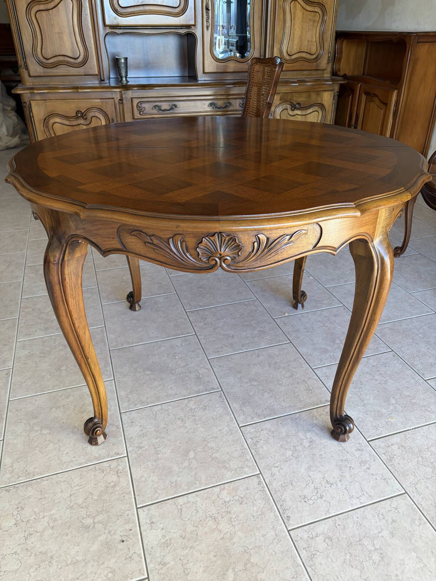 Table de salle à manger style Louis XV et 4 chaises.
