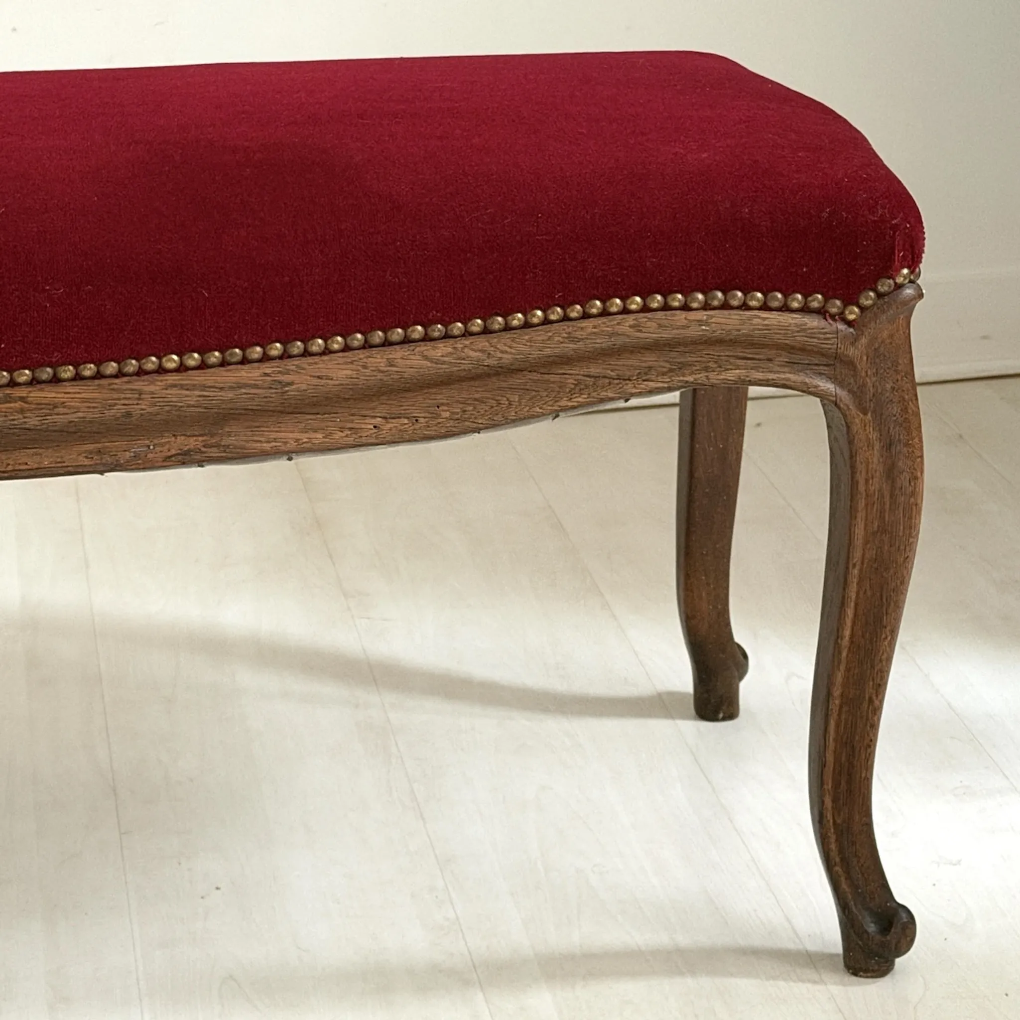 Louis XV style bench in oak and red velvet, 19th century.
