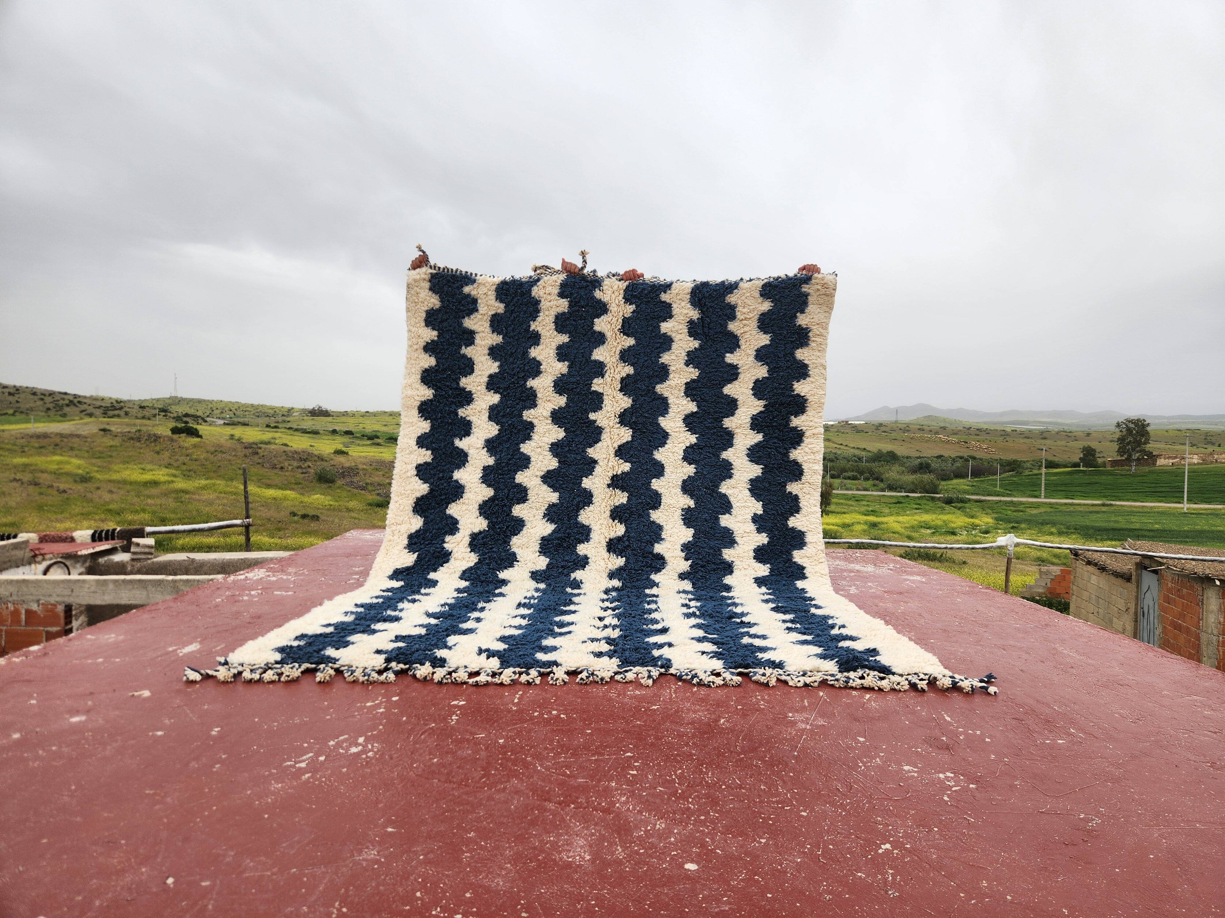 Large striped Berber rug 274x208 cm – Cream & blue wool – Graphic pattern