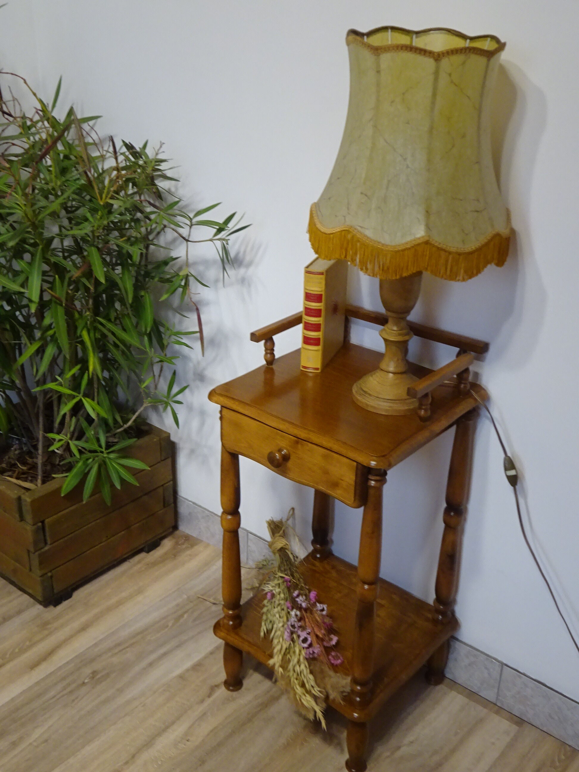 Meuble d'entrée pour téléphone et box internet