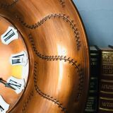 Horloge murale en cuivre avec chiffres romains émaillés