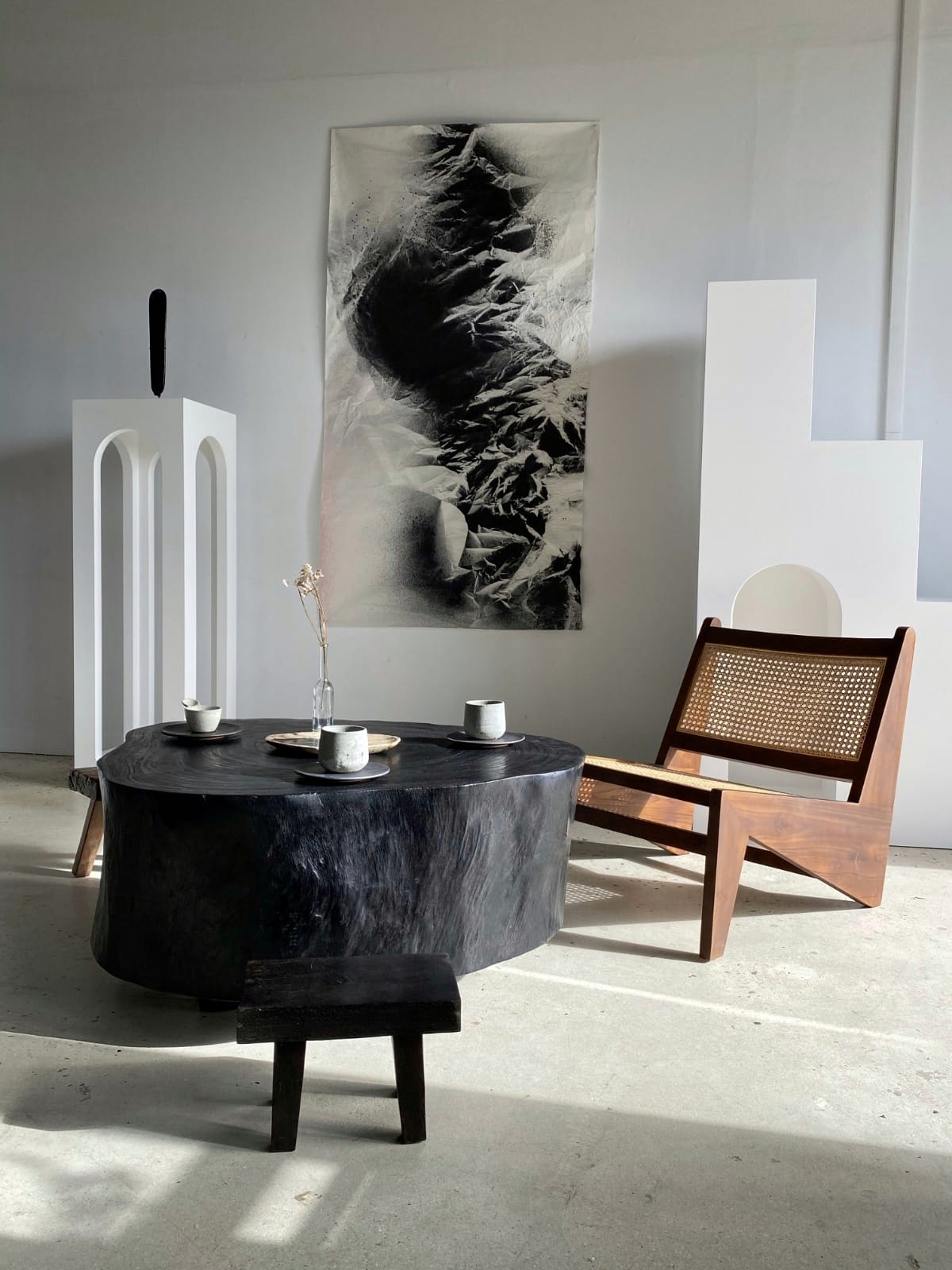 Table basse noire en bois massif