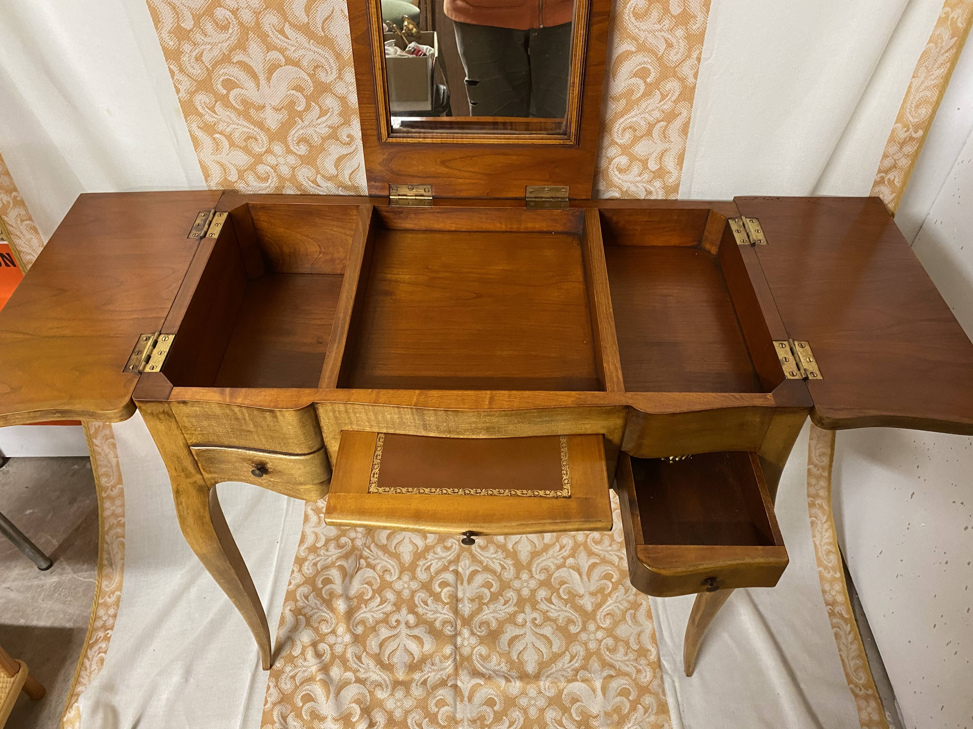 Hairdresser Louis XV shapely feet