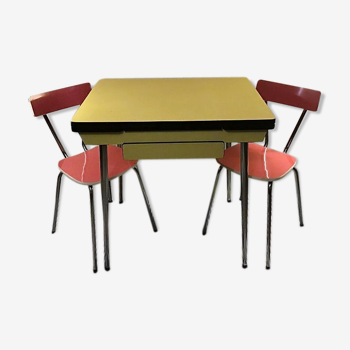 Table en formica jaune et 2 chaises rouges