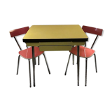 Table en formica jaune et 2 chaises rouges