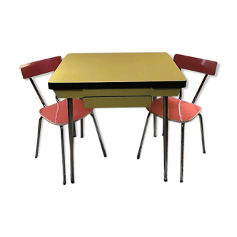 Table formica yellow and 2 red chairs