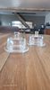 2 beurriers en verre transparent accompagnés de leurs cloches assortie