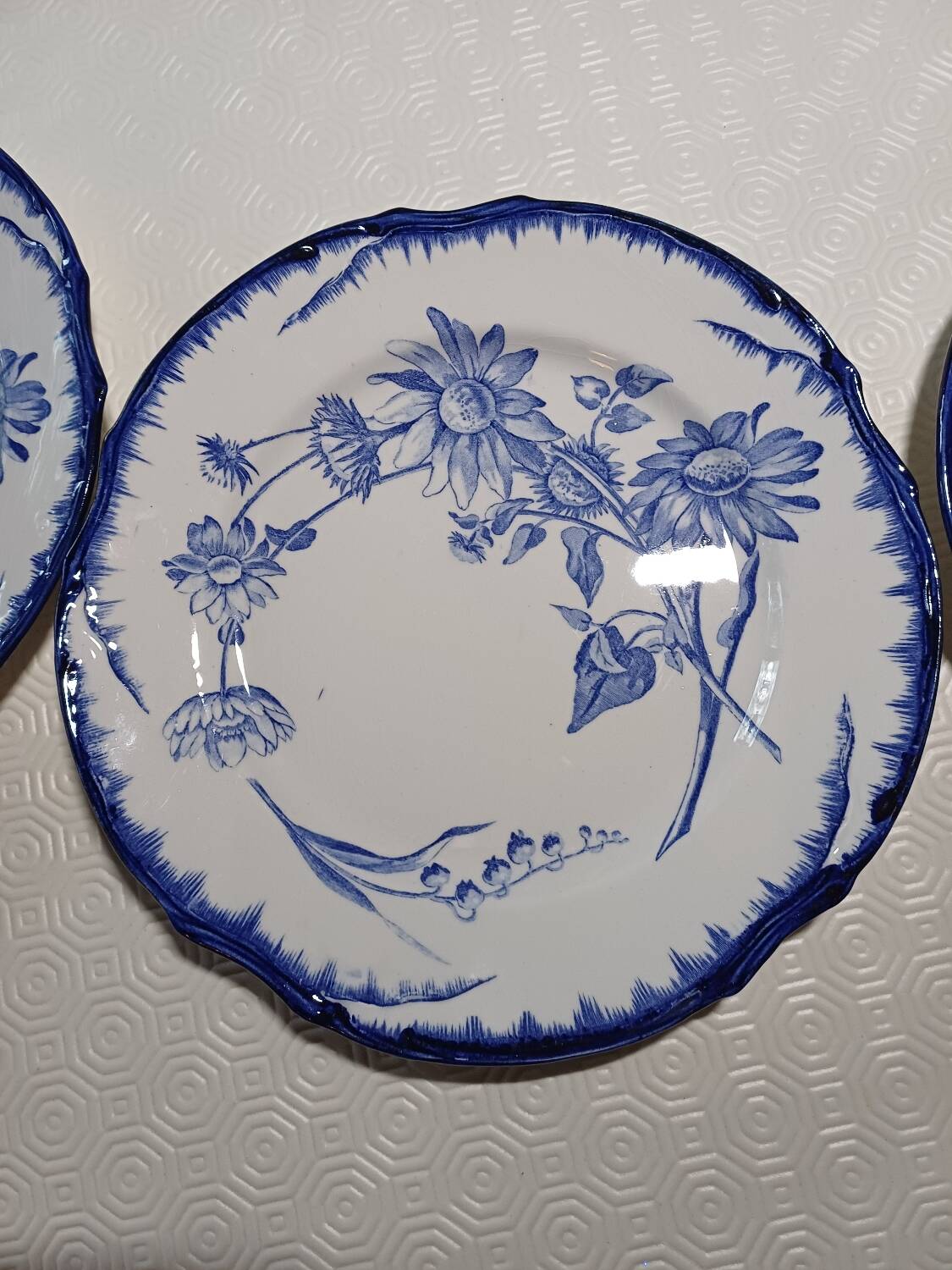 6 flat plates with floral decoration, T. de fer.