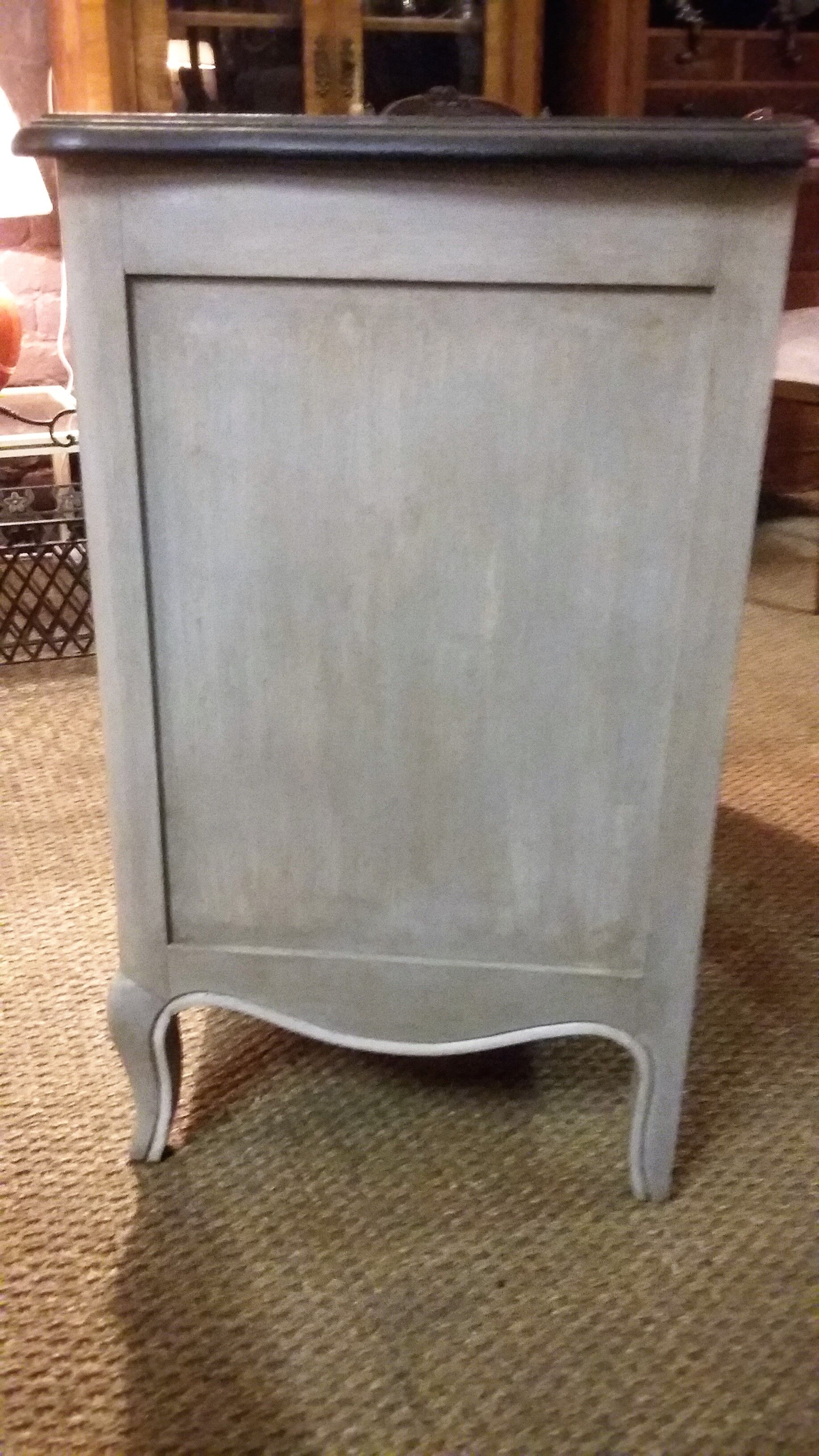 Commode style Louis XV patinée