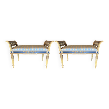 Ensemble de bancs en bois doré partiel de style Louis XVI en laque crème et bleue.