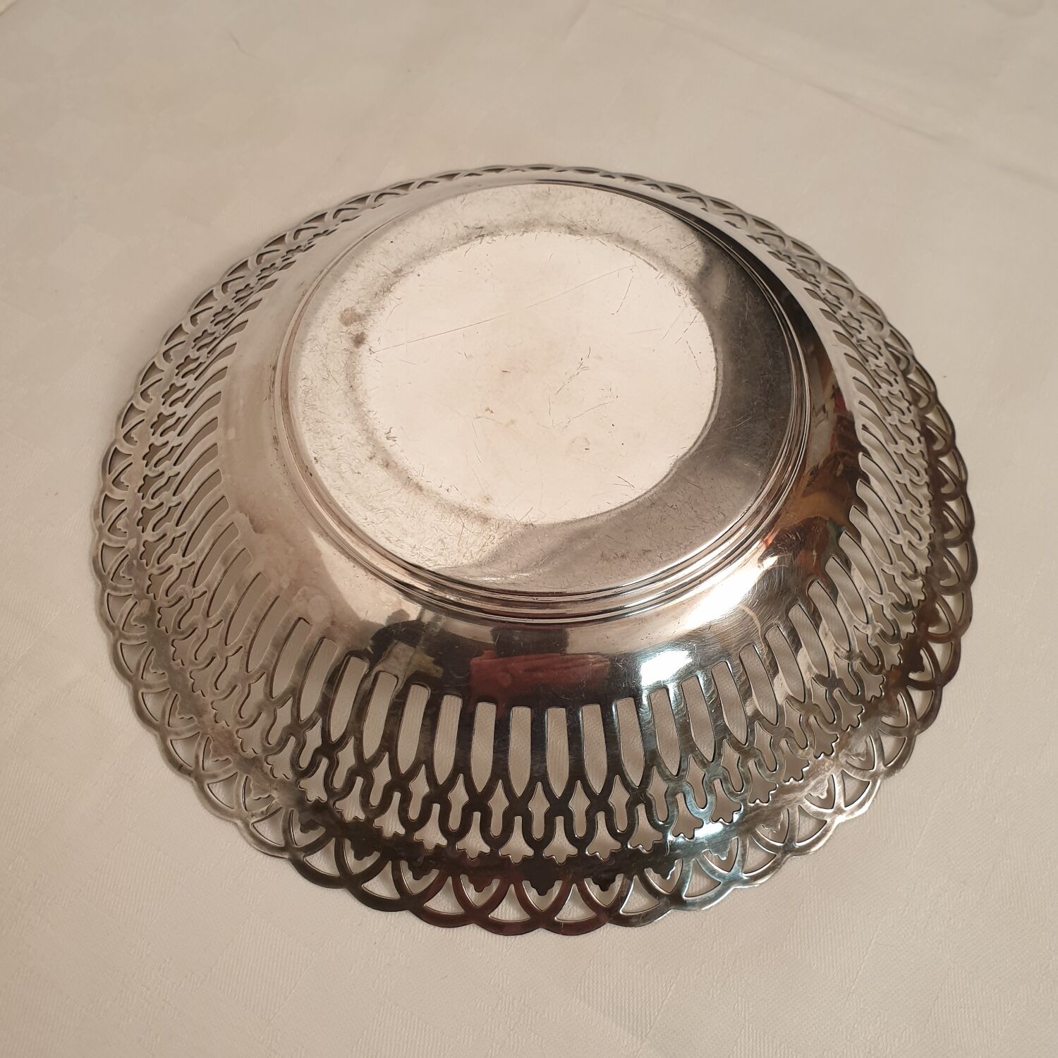 Openwork silver metal breadbasket