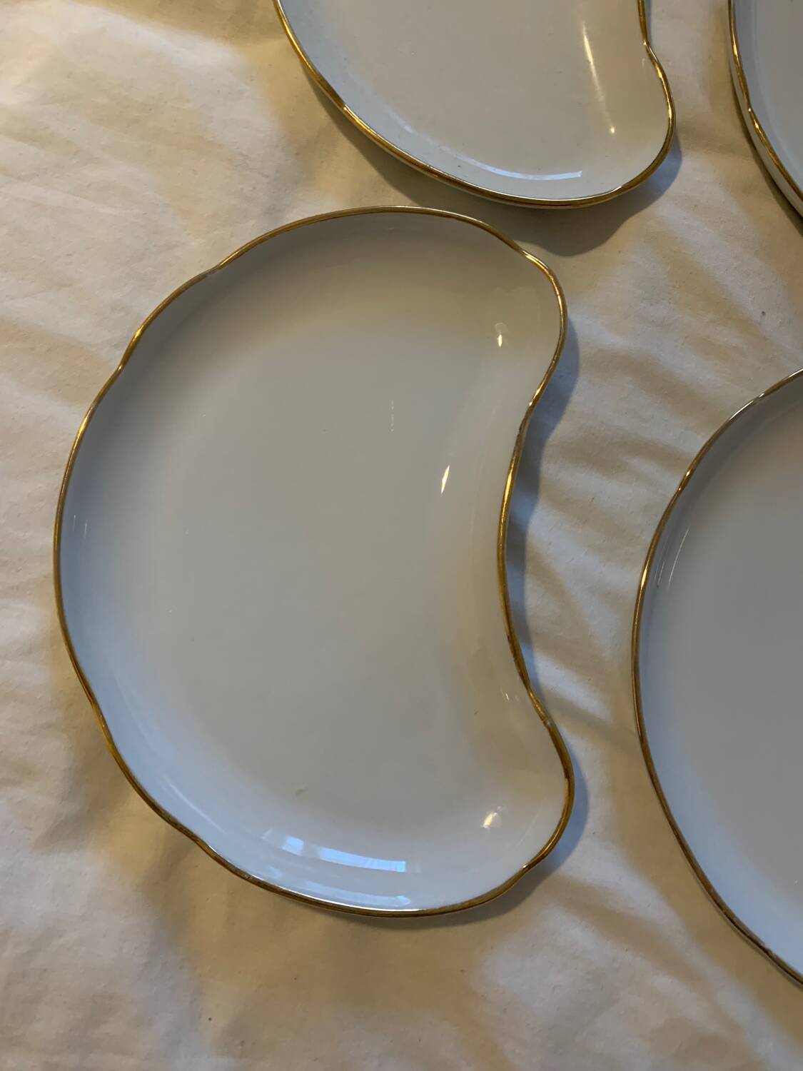 Set of 6 white porcelain plates with gold rims, Apilco