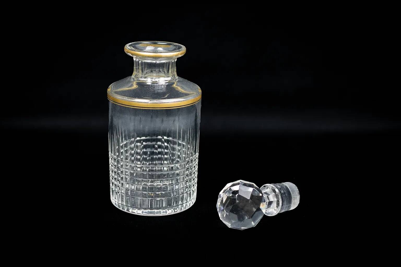 Flacon Baccarat modèle Nancy, cristal taillé et liseré doré, avant 1936