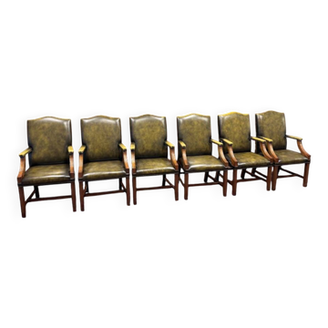 Ensemble de chaises présidentielles Chesterfield anglaises classiques.