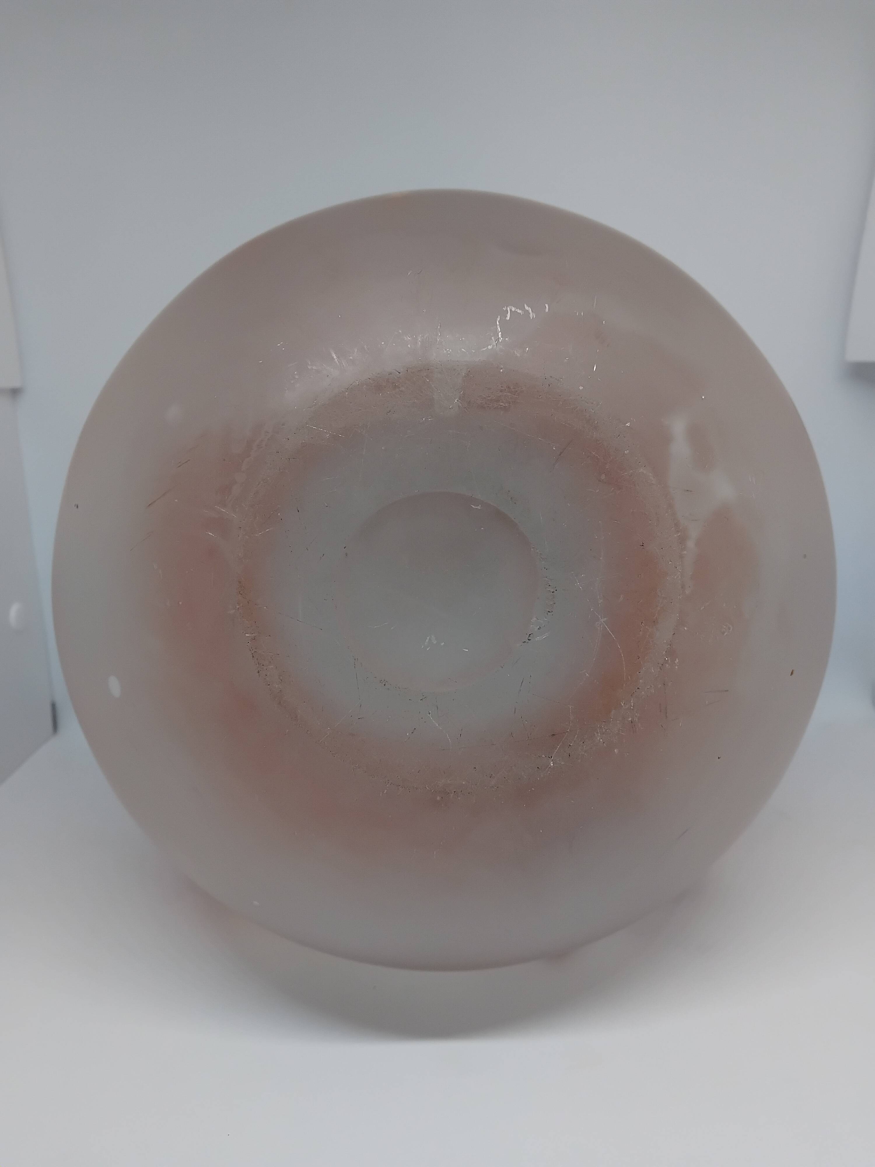 Small "Mdinà" vintage vase from the 1960s. Iridescent pink glass. Signed.
