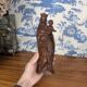 Vierge à l'Enfant de style néo-Gothique en résine patinée imitant le bois