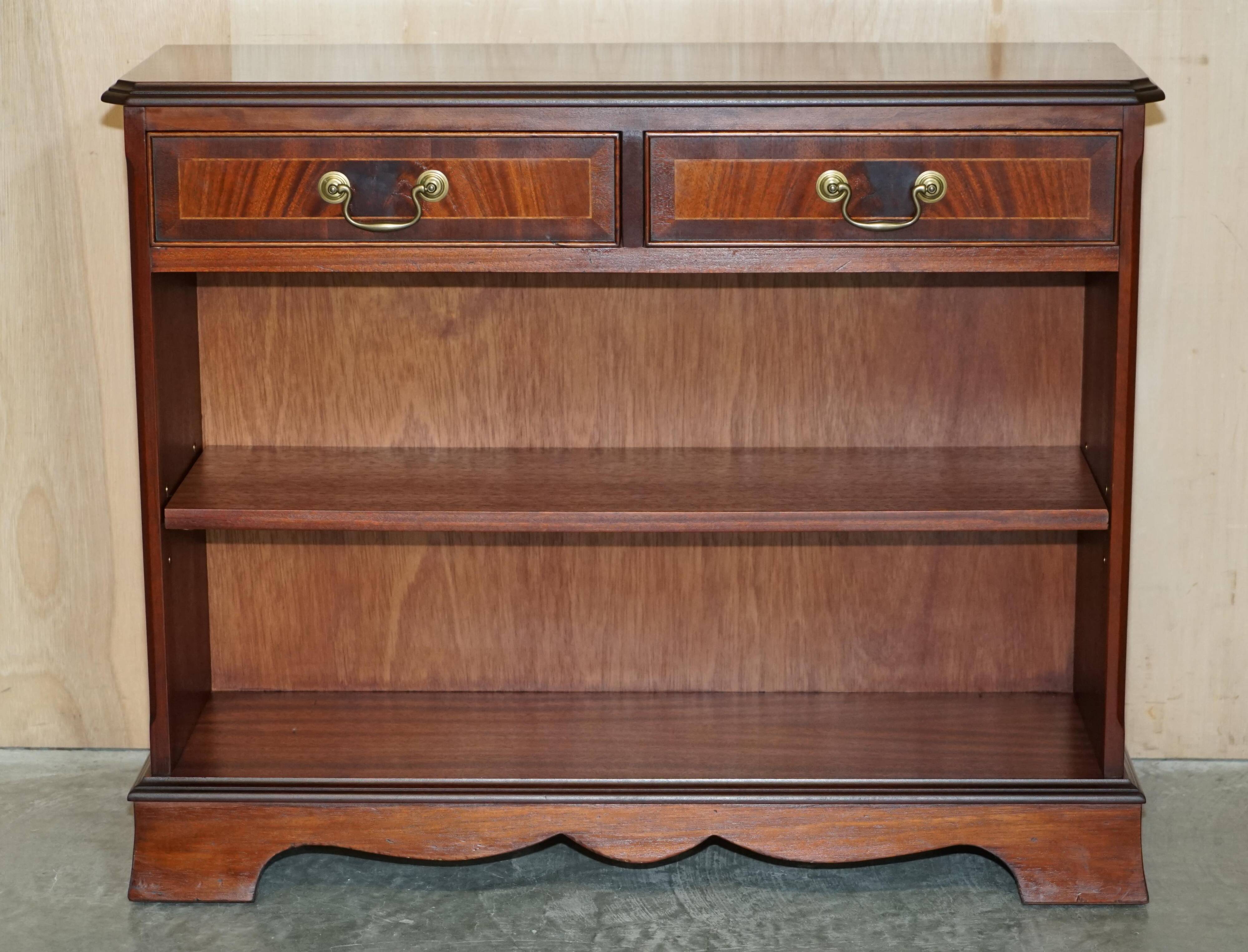 Bibliothèque ouverte naine vintage en bois dur avec deux tiroirs