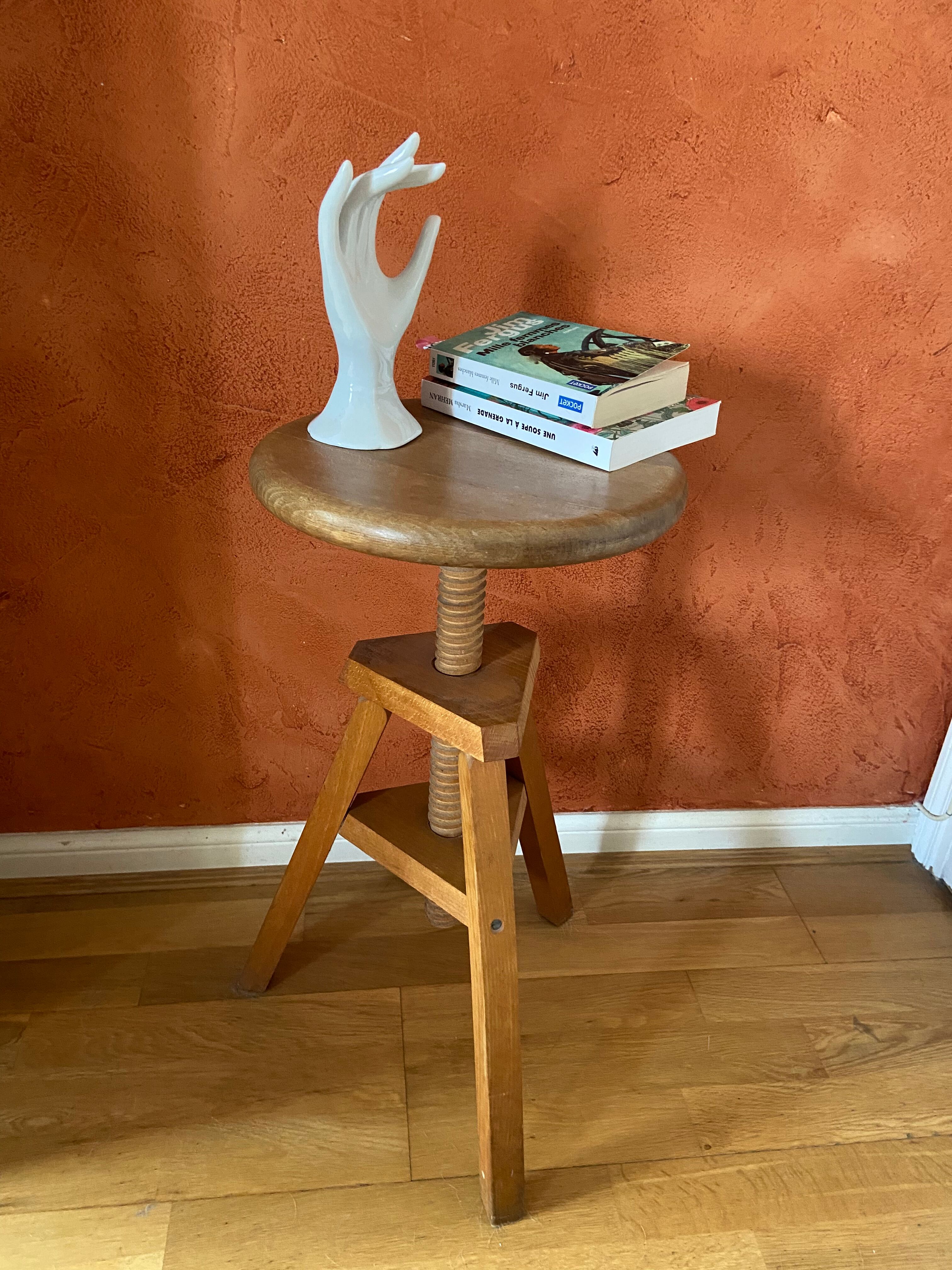 Watchmaker's tripod screw stool