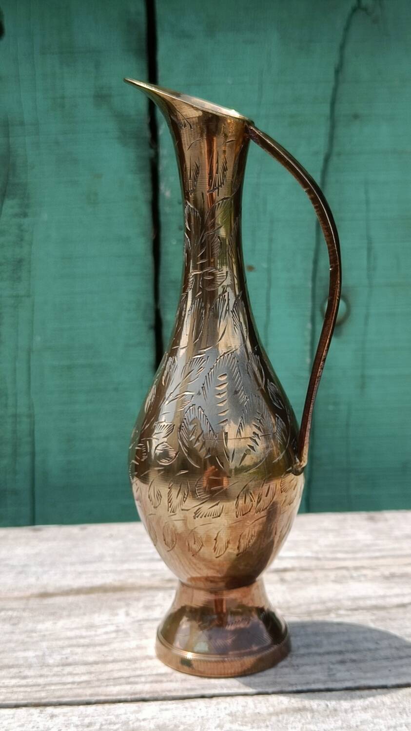 Carafe vase in chiseled brass